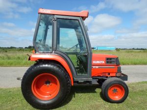 KUBOTA ST30 COMPACT TRACTOR WITH CAB for sale