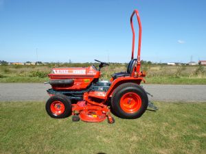 KUBOTA B1550 COMPACT UTILITY TRACTOR WITH MID ROTARY SIDE DISCHARGE 52IN CUT for sale