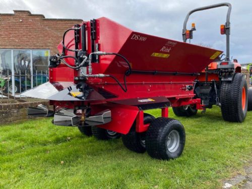 Mint Condition Rink DS800 spinning disc topdresser for sale
