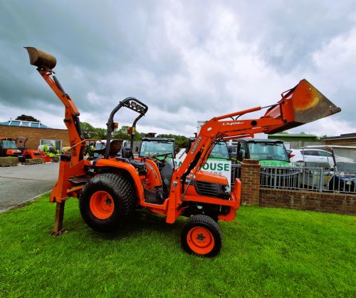 Kubota STA30 Compact Tractor c/s Front Loader and Lewis Backhoe for sale