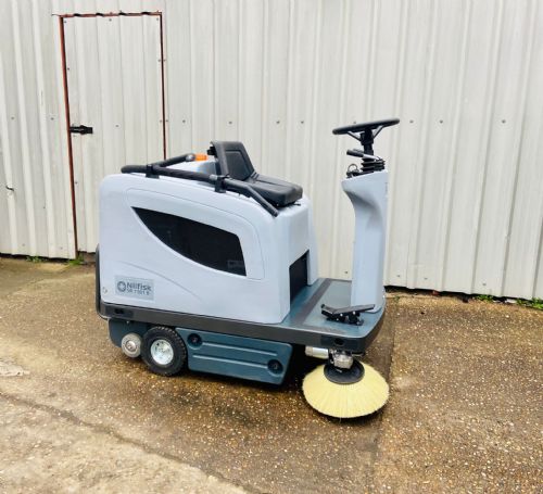 NILFISK SR1101B RIDE ON SWEEPER, ONLY 94 HOURS FROM NEW, IDEAL FOR CAR PARKS, WORKSHOPS ETC for sale