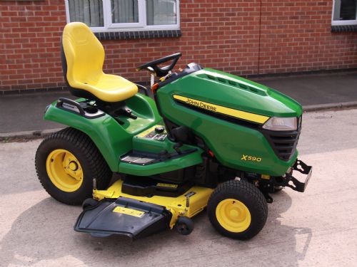 John Deere X590 Ride on lawn tractor with 54″ cutting deck for sale