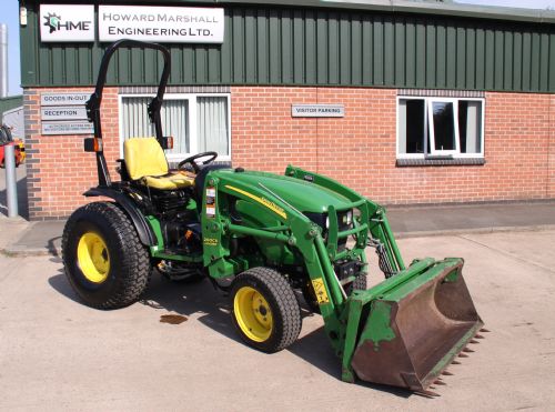 John Deere 2520 Compact Tractor with 200CX front loader and bucket for sale