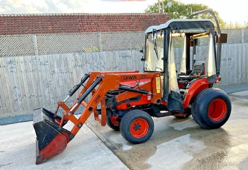 KUBOTA B2100 HYDROSTATIC 4WD 21HP COMPACT TRACTOR WITH LOADER & BUCKET for sale