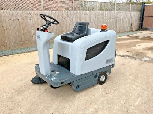 NILFISK SR1101B RIDE ON BATTERY ROAD YARD SWEEPER for sale